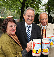 OB Christian Ude mit Frau Edith von Welser-Ude und Gastgeber Günter Steinberg (©Foto: Martin Schmitz)